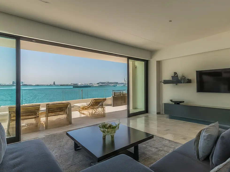 مشهد ليلي لمركز دبي المالي العالمي، يظهر الأبراج الشاهقة والمباني العصرية، رمزًا للازدهار